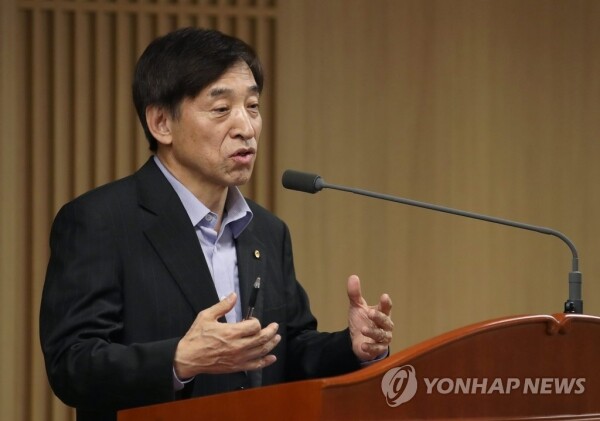 이주열 한국은행 총재가 지난 18일 오후 서울 중구 한국은행 본관에서 열린 출입기자단 송년 간담회에서 취재진 질문에 답하고 있다. [사진=연합뉴스]