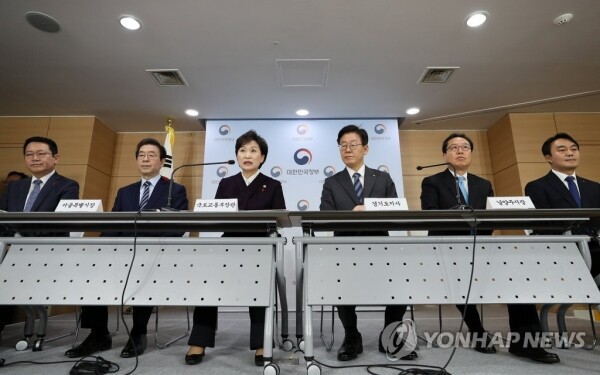 김현미 국토교통부 장관이 지난 19일 오전 정부서울청사에서 수도권 3기 신도시 입지와 2기 신도시 광역교통개선 대책을 발표하고 있다. 왼쪽부터 박남춘 인천시장, 박원순 서울시장, 김현미 국토부 장관, 이재명 경기도지사, 조광한 남양주시장. [사진= 연합뉴스]