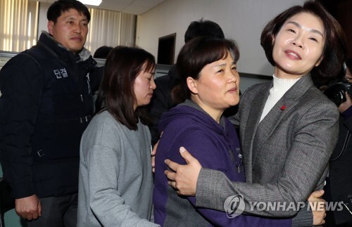 산업전보건법 개정안이 국회 본회의 통과에 앞서 국회 환경노동위 고용노동소위를 통과한 뒤 더불어민주당 한정애 간사가 고 김용균씨 어머니 김미숙씨와 포옹하고 있다. [사진= 연합뉴스]