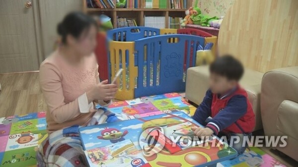 올해부터 가정양육수당 지원기간이 초등학교 취학 년도의 2월까지로 2개월 연장된다. [사진= 연합뉴스]