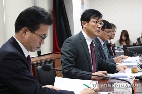이호승 기획재정부 1차관(왼쪽 두 번째)이 16일 오전 정부서울청사에서 열린 "브렉시트 관련 관계부처 대응회의"에서 발언하고 있다. [사진= 연합뉴스]