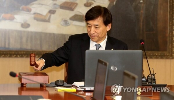 이주열 한국은행 총재가 24일 서울 중구 한국은행 금융통화위원회 회의실에서 열린 2019년 1월 통화정책방향 관련 금통위에서 의사봉을 두드리고 있다. [사진= 연합뉴스]