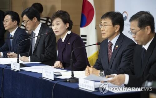 김현미 국토부 장관이 24일 오후 정부서울청사에서 열린 '2019년 표준단독주택 공시가격에 대한 관계부처 합동 브리핑'에서 발언하고 있다. [사진= 연합뉴스]