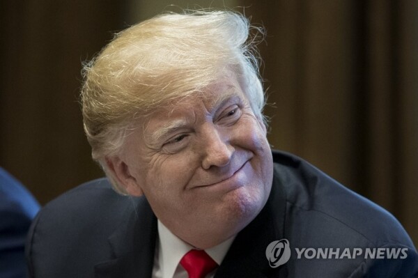 도널드 트럼프 대통령은 미국 연방정부 셧다운(일시적 업무정지)을 놓고 민주당 1인자 낸시 펠로시 하원의장의 힘겨루기를 벌였지만 35일만에 패배를 인정해야 했다. [사진= 연합뉴스]