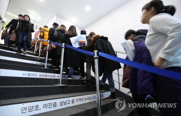 정부의 강력한 부동산 규제 대책이 이어지고 있는 가운데 한 아파트 견본주택에서 청약 예정자들이 입장을 기다리고 있다. [사진= 연합뉴스]