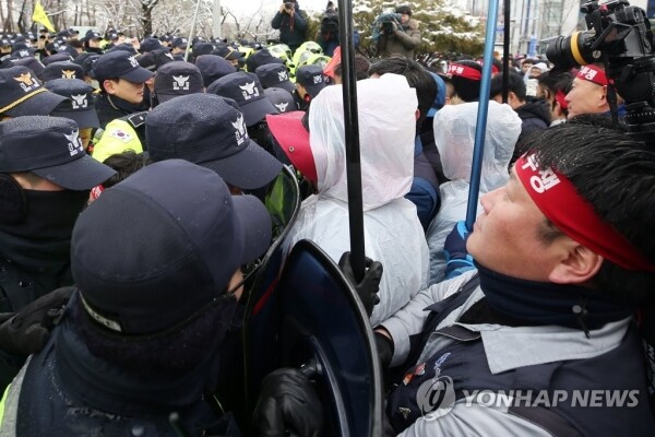 31일 오후 광주시청 앞에서 광주형 일자리에 반대하는 현대·기아차노조가 투자협약식이 열리고 있는 광주시청에 항의방문 하려다 경찰과 몸싸움을 벌이고 있다. [사진= 연합뉴스]