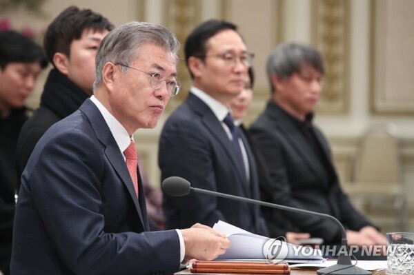 문재인 대통령이 14일 오전 청와대 영빈관에서 열린 자영업·소상공인과 대화에서 심각한 표정으로 참석자의 질문을 듣고 있다. [사진= 연합뉴스]