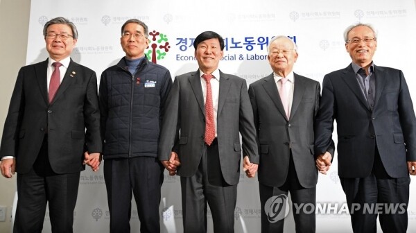 19일 서울 경사노위 브리핑실에서 이철수 경사노위 노동시간제도개선위원장이 합의안을 발표한 뒤 기념촬영을 하고 있다. 왼쪽부터 이재갑 고용노동부 장관, 김주영 한국노총 위원장, 이 위원장, 손경식 한국경총회장, 문성현 경사노위 위원장. [사진= 연합뉴스]