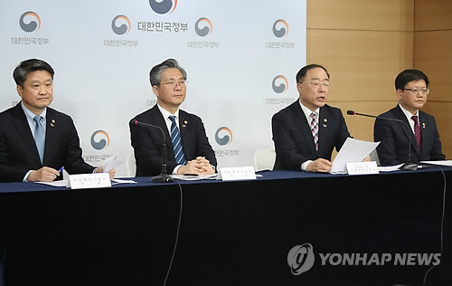 21일 정부서울청사 브리핑룸에서 기자들과 이야기를 나누고 있는 홍남기 경제부총리 겸 기획재정부 장관 [사진= 연합뉴스]