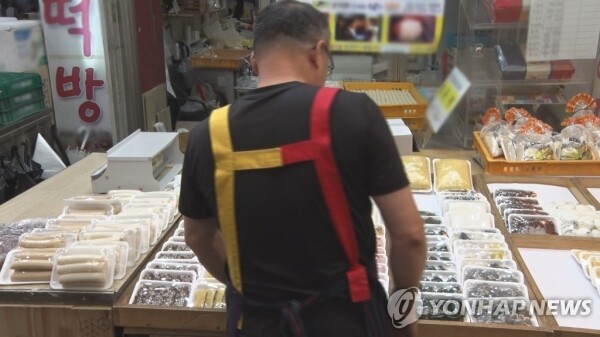 떡집을 운영하는 소상공인 [사진 = 연합뉴스]