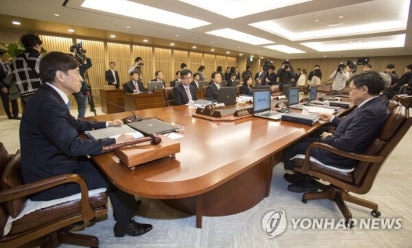 이주열 한국은행 총재 주재로 열린 금융통화위원회 [사진 = 연합뉴스]