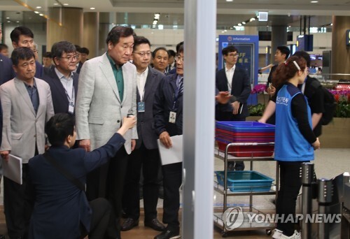 이낙연 국무총리가 최근 인천공항 입국장의 방역 상황을 살펴보고 있는 모습. [사진 = 연합뉴스]