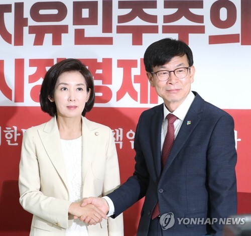 김상조 신임 청와대 정책실장(오른쪽)이 27일 오후 자유한국당 나경원 원내대표를 예방한 뒤 인사하고 있다. [사진= 연합뉴스]