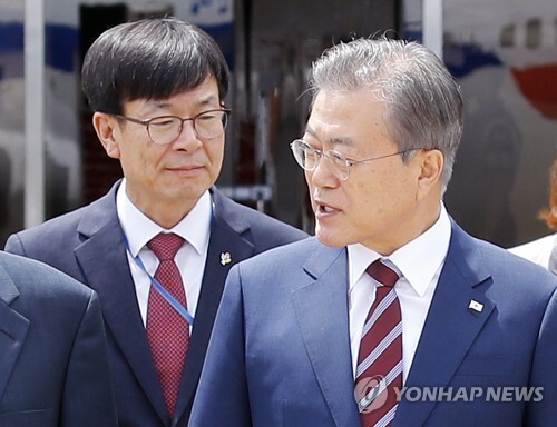 문재인 대통령이 27일 오후 서울공항에서 G20 정상회의 참석차 일본 오사카로 출발하기 위해 김상조 신임 정책실장과 함께 이동하고 있다. [사진= 연합뉴스]