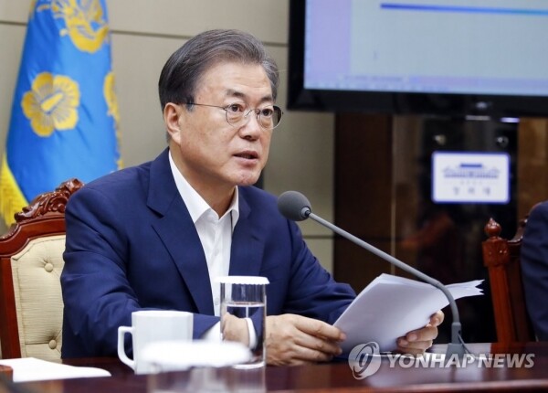 문재인 대통령이 22일 오후 청와대에서 열린 수석·보좌관회의에서 발언하고 있다. [사진= 연합뉴스]