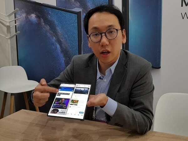 지난 2월 27일 화웨이의 월리 양 프로덕트 마케팅 디렉터가 스페인 바르셀로나에서 열리는 MWC 2019에서 자사 첫 폴더블폰 '메이트X'의 실물을  일부 기자들에게 공개하고 있다. [사진= 연합뉴스]