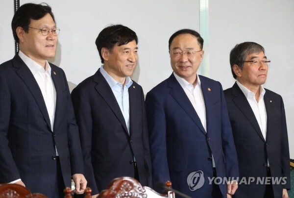 긴급 거시경제 금융회의가 열리기 전 기념촬영을 하고 있는 참석자들. 왼쪽부터 최종구 금융위원장, 이주열 한국은행 총재, 홍 부총리, 윤석헌 금융감독원장. [사진= 연합뉴스]