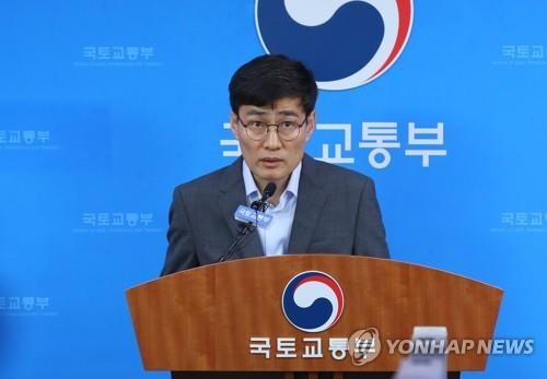 이문기 국토교통부 주택토지실장이 12일 세종시 정부세종청사 국토교통부에서 '민간택지분양가 상한제'에 관해 설명하고 있다. [사진= 연합뉴스]?