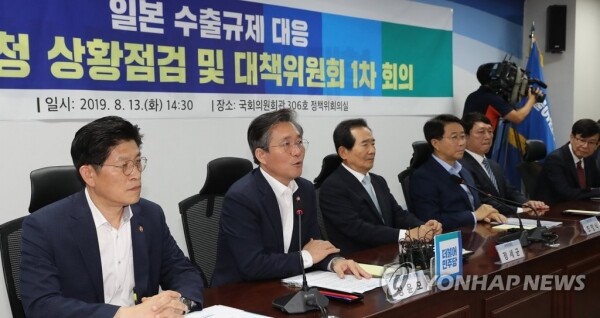 13일 오후 국회 의원회관에서 열린 더불어민주당의 '일본수출규제 대응 당정청 상황점검 및 대책위원회 1차 회의'에서 성윤모 산업통상자원부 장관이 모두발언하고 있다.  [사진= 연합뉴스]