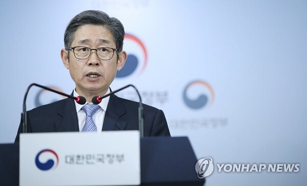 노홍인 보건복지부 보건의료실장이 4일 정부서울청사에서 상급종합병원은 중증환자 위주로 진료하도록 평가와 보상 체계를 개선하는 의료전달체계 개선 단기대책을 발표하고 있다. [사진= 연합뉴스]