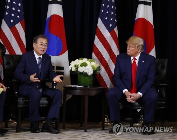 문재인 대통령이 23일 오후 (현지시간) 미국 뉴욕 인터콘티넨털 바클레이 호텔에서 도널드 트럼프 미국 대통령을 만나 얘기를 나누고 있다. [사진= 연합뉴스]