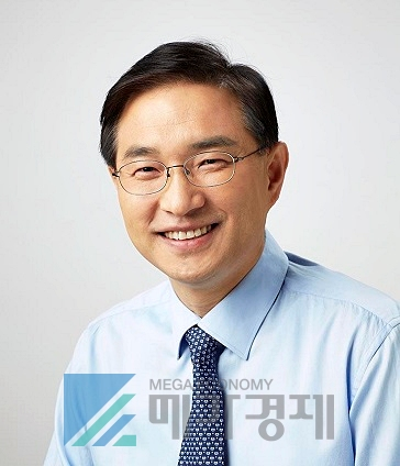 '그때도 茶山, 지금도 茶山'을 출간한 금융전문가 정원동.