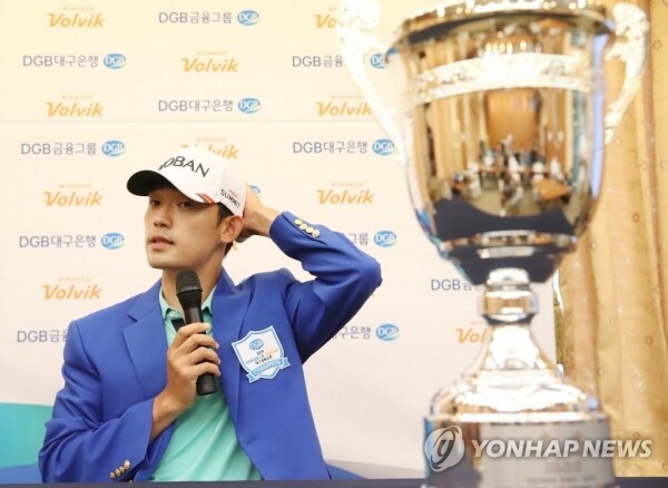 29일 코리안투어 DGB 볼빅 대구경북오픈 최종 라운드에서 우승한 뒤 인터뷰하고 있는 김비오. 갤러리에 '손가락 욕설' 논란으로 우승 기쁨은 잠시뿐이고 징계 조치를 걱정하게 됐다.  [사진= 연합뉴스]