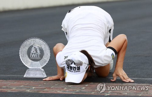허민정이 LPGA 투어  ‘인디 위민 인 테크(IWIT) 챔피언십’에서 우승, 시즌 2승을 달성한 후 밀크를 머리에 부으며 자축하고 있다. [사진=AP/연합뉴스]