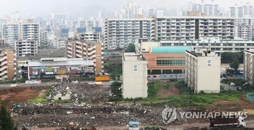 철거 공사 중인 서울 강동구 둔촌 주공아파트 재건축 공사. [사진= 연합뉴스]