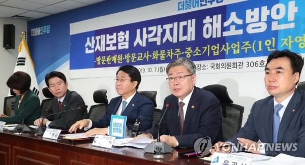 이재갑 고용노동부 장관(오른쪽)이 7일 오전 국회 의원회관에서 열린 '산재보험 사각지대 해소방안 당정협의'에서 발언하고 있다. [사진= 연합뉴스]