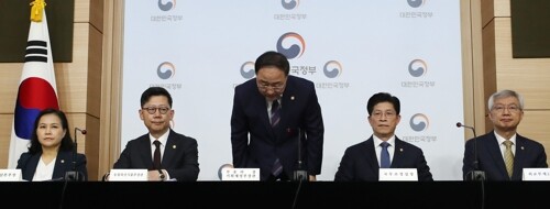 홍남기 부총리 겸 기획재정부 장관이 25일 오전 정부서울청사 별관에서 대외경제장관회의 결과 관련 관계부처 합동브리핑을 하기에 앞서 인사하고 있다.   왼쪽부터 유명희 통상교섭본부장, 김현수 농림축산식품부 장관, 홍남기 부총리, 노형욱 국무조정실장, 이태호 외교부 제2차관. [사진= 연합뉴스]