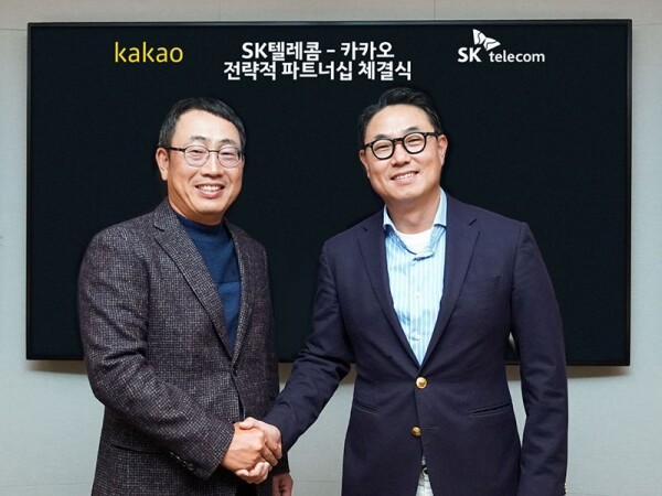 SK텔레콤과 카카오가 3000억 규모의 주식을 교환하고, 미래 ICT 분야에서 사업 협력을 추진하는 전략적 파트너십을 체결했다. 사진은 카카오 여민수 공동대표(오른쪽)와 SK텔레콤 유영상 사업부장(왼쪽).  [사진= SK텔레콤 제공]