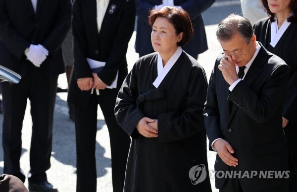 문재인 대통령이 지난달 31일 오전 부산 남천성당에서 모친 고 강한옥 여사 운구행렬을 따라가며 눈물을 훔치고 있다. [사진= 연합뉴스]