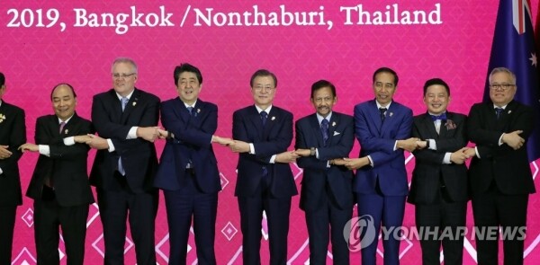 문재인 대통령이 4일 오후 방콕 임팩트 포럼에서 열린 역내포괄적경제동반자협정(RCEP)에서 아베 총리 등 참석 정상들과 손을 맞잡고 기념촬영을 하고 있다. [사진= 연합뉴스]