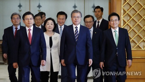 문재인 대통령이 지난 7월 18일 오후 청와대에서 열린 '정당대표 초청 대화'에 여야 5당 대표 및 청와대 보좌진들과 입장하고 있다. [사진= 연합뉴스]