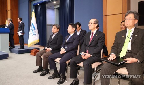 청와대 김유근 국가안보실 1차장(오른쪽 두번째)과 김현종 2차장(오른쪽)이 10일 오후 춘추관 대브리핑룸에서 열린 기자간담회에 참석해 있다. [사진= 연합뉴스]