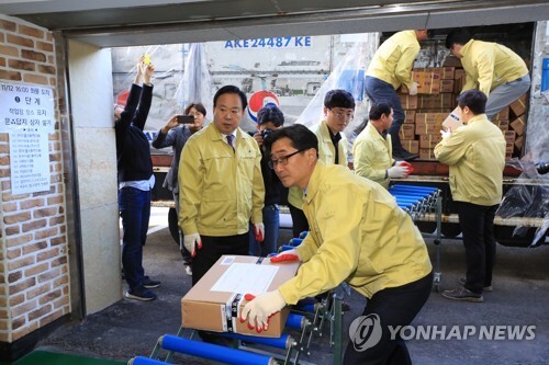 2020학년도 대학수학능력시험을 이틀 앞둔 12일 오후 제주도교육청 관계자들이 항공편으로 수송된 수능 시험지를 도교육청 내 보관소로 옮기고 있다. [사진= 연합뉴스]