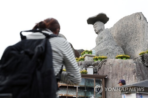 12일 경북 경산시 와촌면 팔공산 갓바위에서 수험생 부모가 기도하고 있다. [사진= 연합뉴스]