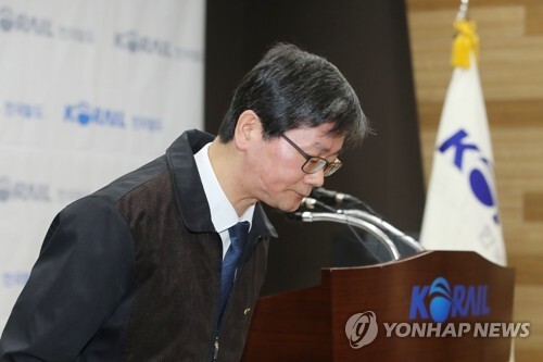 손병석 한국철도(코레일) 사장이 20일 오전 서울 용산구 한국철도 서울사옥 대강당에서 가진 기자회견에서 철도노조 파업 관련 사과문을 발표한 뒤 고개를 숙이고 있다.?손 사장은 철도노조의 총파업과 관련해 
