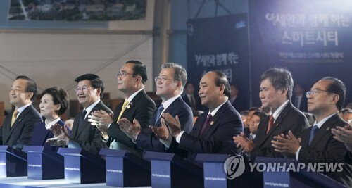 문재인 대통령이 24일 오후 부산 에코델타 스마트시티 착공식에서 공사 시작 버튼을 누르고 박수치고 있다. 오른쪽부터 오거돈 부산시장, 림 족 호이 아세안 사무총장, 응우옌 쑤언 푹 베트남 총리, 문 대통령, 쁘라윳 짠오차 태국 총리, 통룬 시술릿 라오스 총리, 김현미 국토부 장관, 이학수 한국수자원공사 사장. [사진= 연합뉴스]