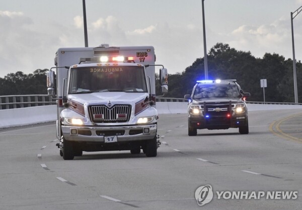 미 해군 항공 기지에서 발생한 총격 사건 부상자를 응급차가 후송하는 모습 [AP=연합뉴스]
