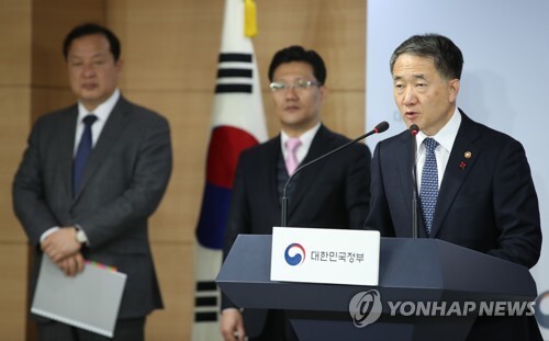 박능후 보건복지부 장관이 지난 5일 오전 정부서울청사에서 미래 화장품산업 육성방안을 발표하고 있다. [사진= 연합뉴스]
