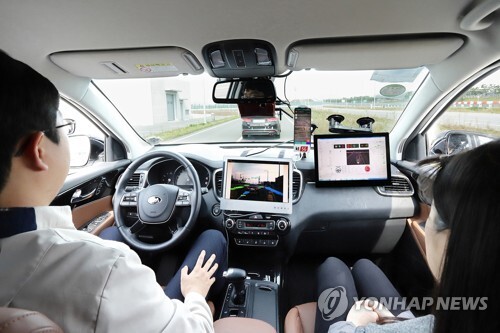 국토교통부는 12일 '자율주행윤리 가이드라인' 발표했다. 사진은 지난 10월 22일 KT는 현대모비스, 현대엠엔소프트와 함께 충남 서산에 위치한 현대모비스 주행시험장에서 '5G 커넥티드 카 기술 교류 시연회'를 진행했다고 밝혔다. [사진= 연합뉴스]