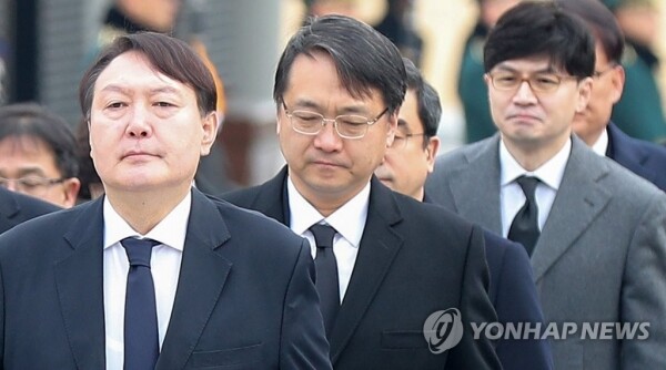 법무부는 8일 대검검사급(검사장) 32명의 승진·전보 인사를 13일자로 전격 단행하면서 윤석열 검찰총장의 참모진을 전원 교체했다. 사진은 지난 2일 윤석열 검찰총장, 강남일 차장검사, 한동훈 반부패·강력부장(이상 왼쪽부터)을 비롯한 검찰 관계자들이 서울 동작구 국립서울현충원을 방문해 참배를 위해 현충탑으로 향하고 있는 모습. [사진= 연합뉴스]