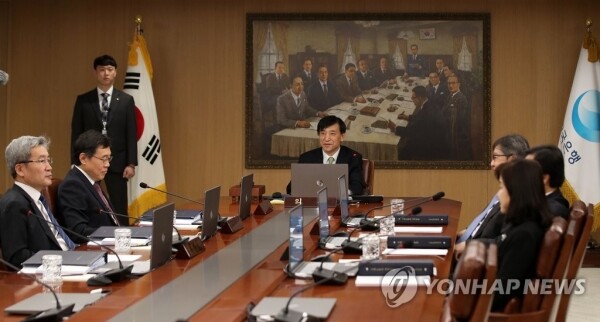 이주열 한국은행 총재가 17일 오전 서울 중구 한국은행에서 2020년 첫 금융통화위원회를 열고 있다. [사진= 연합뉴스]