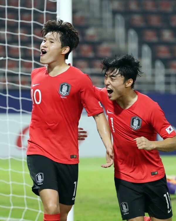 호주와의 4강전 후반 31분 한국 이동경(왼쪽)이 추가골을 넣은 뒤 이동준과 기뻐하며 코너 깃발을 향해 달리고 있다. [사진= 연합뉴스]
