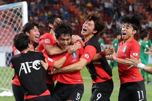 정태욱이 결승골을 넣은 뒤 동료들과 함께 환호하고 있다. [사진= 연합뉴스]