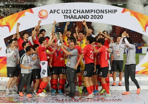 사우디아라비아를 꺾고 아시아축구연맹(AFC) U-23챔피언십에서 사상 첫 대회 우승에 성공한 김학범 감독과 선수들이 우승 트로피를 높이 들고 환호하고 있다. [사진= 연합뉴스]
