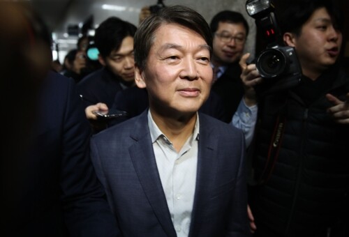 또 한 번의 '마이웨이'가 향할 길은 어디일까? 안철수 전 의원이 29일 국회에서 바른미래당 탈당 기자회견을 마친 후 이동하고 있다.  [사진= 연합뉴스]