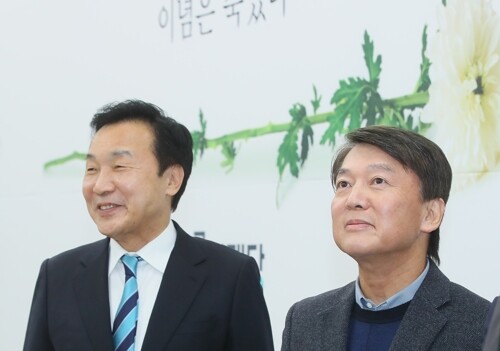 바른미래당 안철수 전 의원이 지난 27일 국회에서 손학규 대표와 인사한 뒤, 언론 퇴장을 기다리며 손 대표와 함께 찍은 사진을 바라보고 있다. [사진= 연합뉴스]